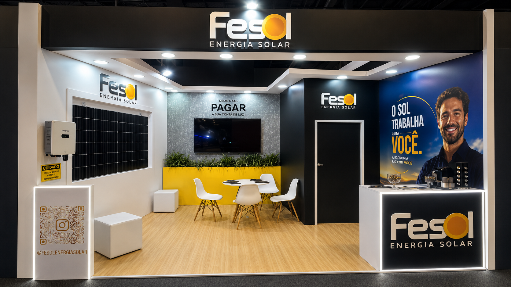 Estande da Fesol Energia Solar na FIPAN, com módulos fotovoltaicos em exposição